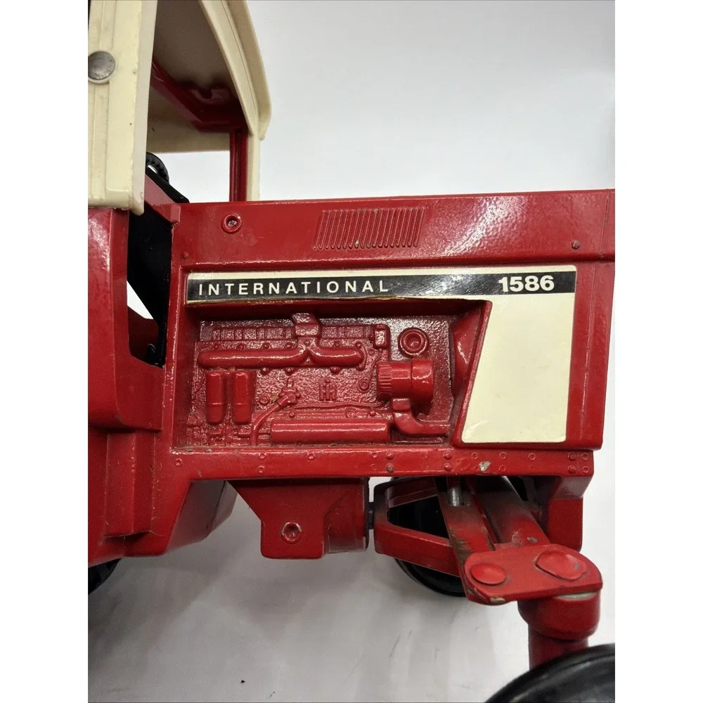 Vintage 1/16 Ertl International harvester 1586‎ diecast w/frontend tractor.
